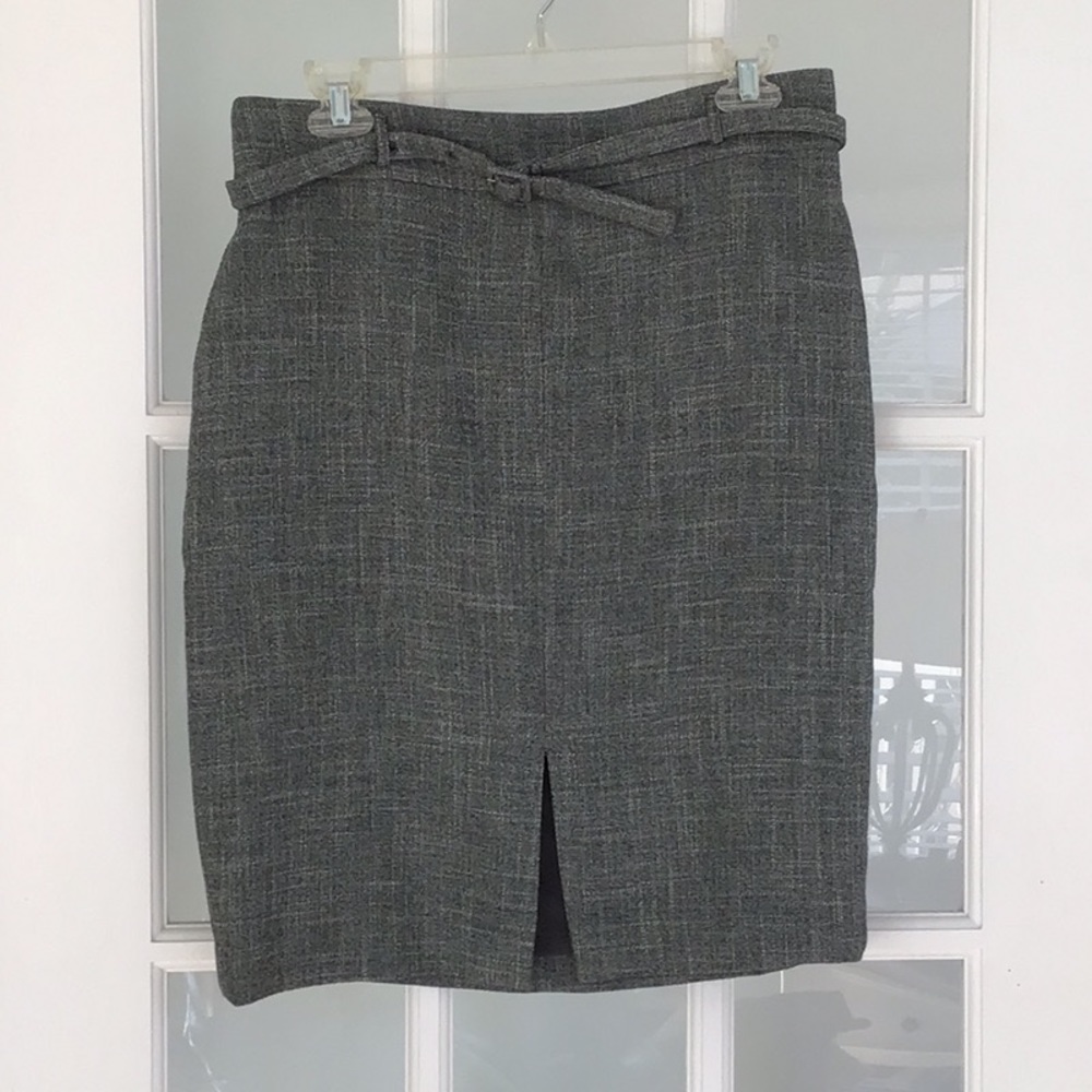 5/$20 Ann Taylor 8P gray belted skirt w/front vent. Fully lined. Worn twice.